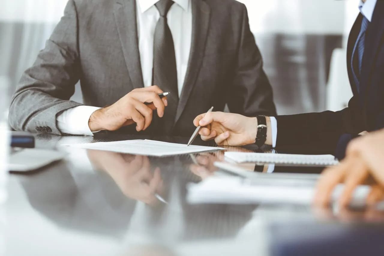 Czym zajmuje się syndyk: Kluczowe zadania i uprawnienia